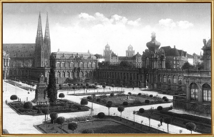 Cartão-postal em preto e branco do Zwinger, um antigo palácio em Dresden, na Alemanha. Em primeiro plano, há uma praça com áreas gramadas retangulares. Em uma delas, há um monumento. Em outra, uma fonte. À esquerda, está o grande muro do palácio, com janelas arqueadas e uma grande porta arqueada, ao centro. Acima dela, há uma torre com a cúpula abobadada. Mais ao fundo, à direita, há uma igreja com duas torres bem pontiagudas. Sobre o céu, escrito à mão: “Aqui tudo é proibido. Em toda parte tem escrito é proibido andar, cuspir, fumar, falar alto.” Abaixo e à direita, em letras cursivas: “Dresden”