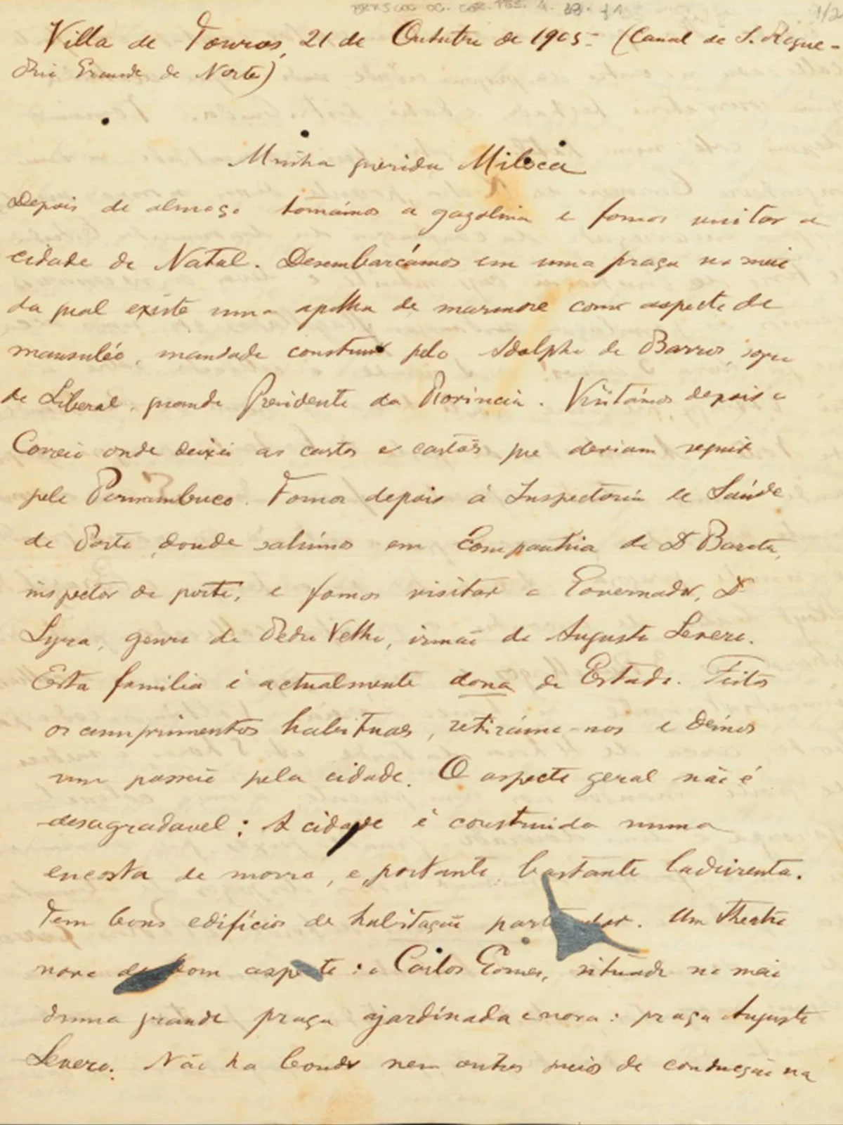 Carta manuscrita de Oswaldo para Miloca, escrita em papel amarelado e com manchas do tempo. Em algumas páginas, há manchas de tinta cinza. No cabeçalho, está escrito: “Vila de Touros, 21 de outubro de 1905 (Canal de São Roque, Rio Grande do Norte)”. Para conhecer o conteúdo das seis páginas, leia as cartas pessoais de Oswaldo.
