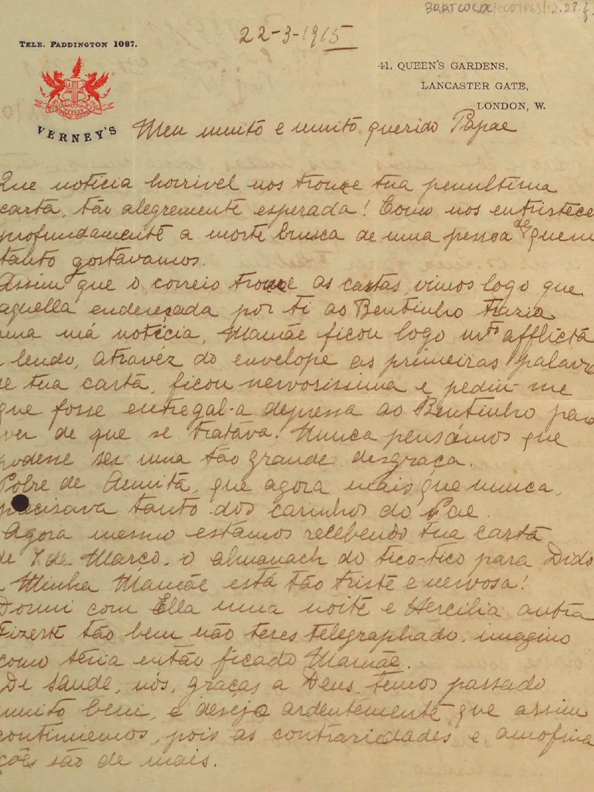 Carta manuscrita em papel de carta amarelado e timbrado, do Hotel Verney’s, em Londres. Acima, à esquerda, o brasão vermelho do hotel. À direita, impresso, o endereço: “41 Queen’s gardens, Lancaster Gate, London, W”. No cabeçalho, está manuscrito: “22 do 3 de 1915. Meu muito e muito querido papai.” Para conhecer as duas páginas da carta, leia as cartas de Oswaldo e sua família.