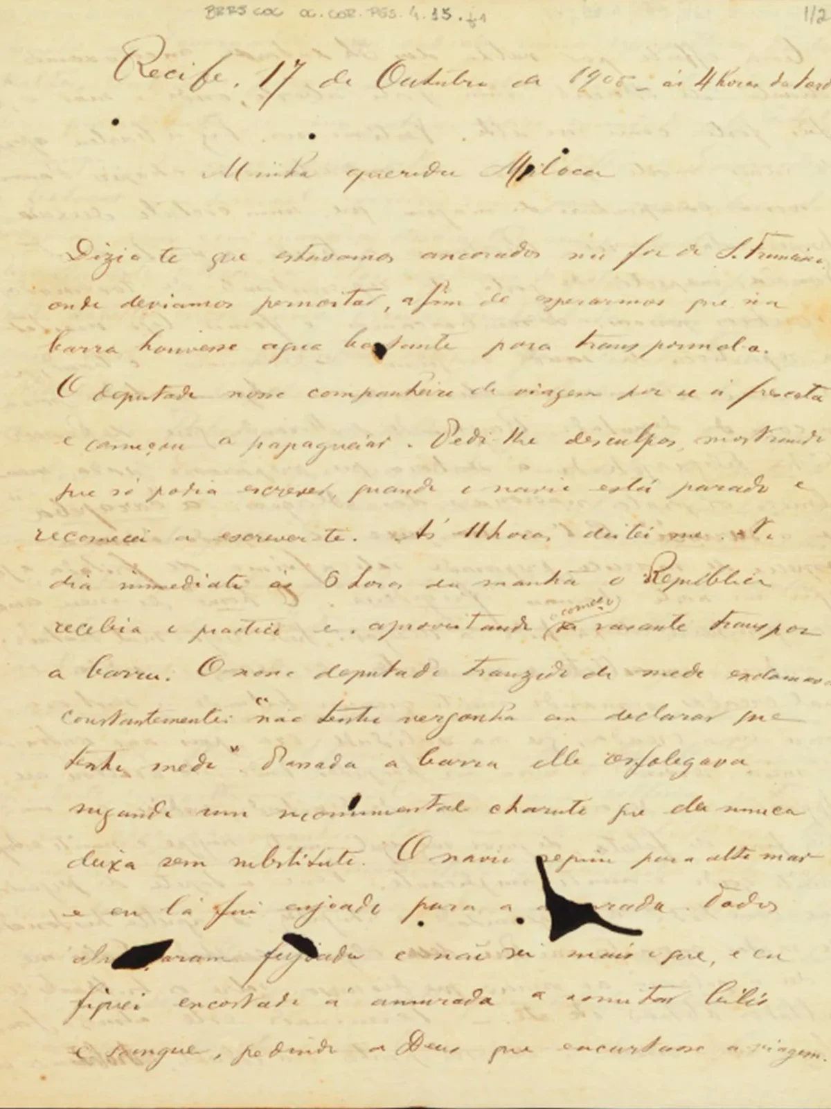 Carta manuscrita de Oswaldo para Miloca, escrita em papel amarelado e com manchas pretas do tempo. No cabeçalho, está escrito: “Recife, 17 de outubro de 1905 às 4 horas da tarde”. Para conhecer o conteúdo das 8 páginas, leia as cartas pessoais de Oswaldo.