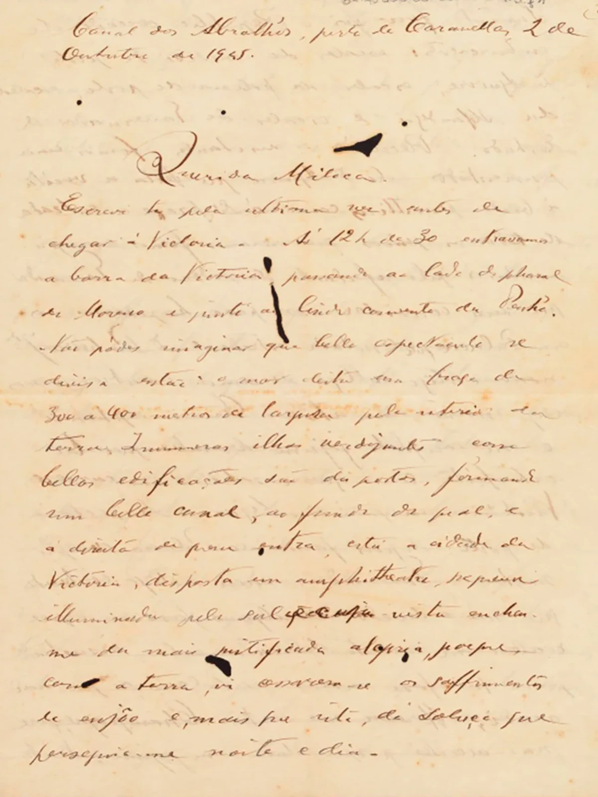 Carta manuscrita de Oswaldo para Miloca, em papel amarelado e com manchas pretas do tempo. Escrito no cabeçalho: “Canal dos Abrolhos, perto de Caravelas, 2 de outubro de 1945”. Para conhecer as oito páginas da carta, leia as cartas pessoais de Oswaldo.