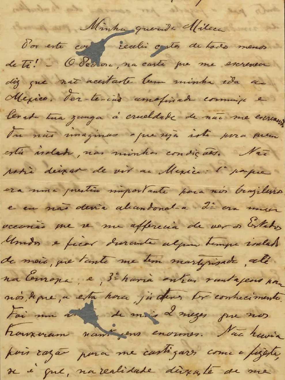 Carta manuscrita à tinta preta em papel amarelado, de Oswaldo para Miloca. No canto superior esquerdo, em letras azuis de fôrma, está escrito: “Hotel Iturbide, México”. Há quatro manchas cinza semelhantes nas duas páginas da carta, acima e abaixo, em formato que lembra um botão de rosa. No cabeçalho: “México, 29 do onze de 09”. O número onze está em algarismos romanos. Para conhecer o conteúdo da carta, leia as cartas de Oswaldo e MIloca.