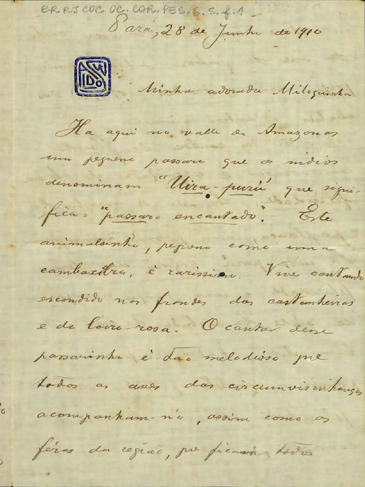 Carta manuscrita à tinta preta em um papel amarelado. No canto superior esquerdo, há um carimbo azul quadrado. Dentro dele, as letras estilizadas do nome de Oswaldo. No cabeçalho: “Pará, 28 de junho de 1910. Minha adorada Miloquinha”. Para conhecer o conteúdo das quatro páginas, leia as cartas de Oswaldo a Miloca.
