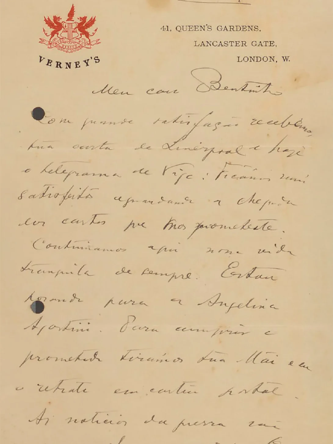 Carta escrita por Oswaldo para Bentinho, em papel amarelado e com manchas do tempo. No canto superior esquerdo, a impressão de um brasão vermelho, com uma cruz entre dois dragões. Abaixo, em letras pretas, está escrito: Verney’s. À direita, o endereço: 41. Queen’s Gardens. Lancaster Gate. London. No cabeçalho: “15 de setembro de 1914”. Para ler toda a carta, acesse as cartas de Oswaldo para sua família.