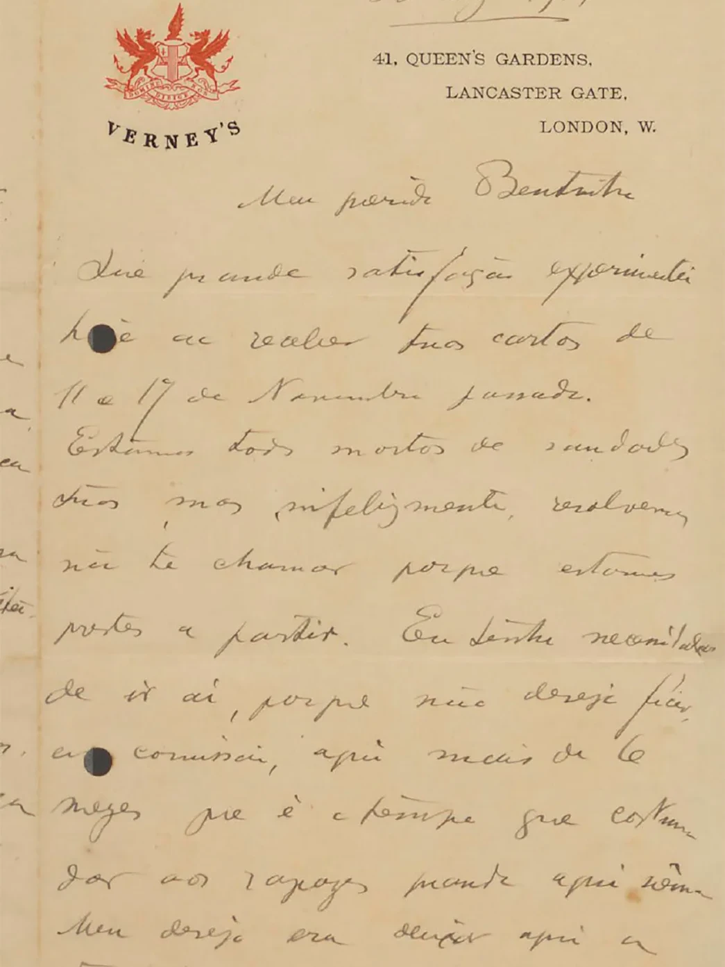 Carta de Oswaldo para Bentinho, escrita no papel timbrado do Verney’s. O papel está amarelado e com manchas do tempo. À esquerda, na lateral, dois furos feitos com furador. No cabeçalho: “8 de dezembro de 1914”. Para conhecer toda a carta, leia as cartas de Oswaldo para sua família.