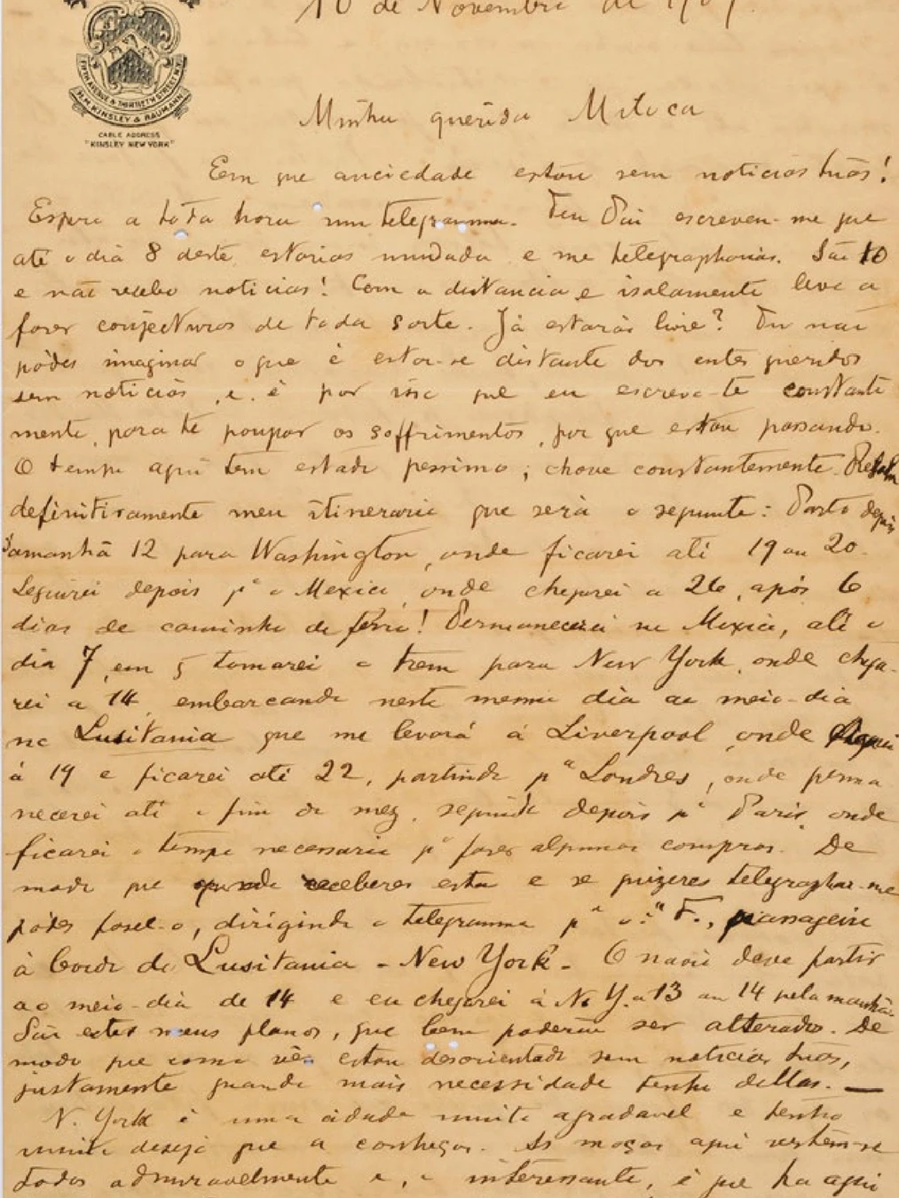 Carta manuscrita de Oswaldo para Miloca, em papel de carta amarelado. No canto superior esquerdo, há um brasão preto com uma coroa estilizada. Acima, está escrito: “Holland House”. No cabeçalho, Oswaldo escreve: “New York, 10 de Novembro de 1909”. Para conhecer todo o conteúdo da carta, leia as cartas de Oswaldo em viagens pelo mundo.