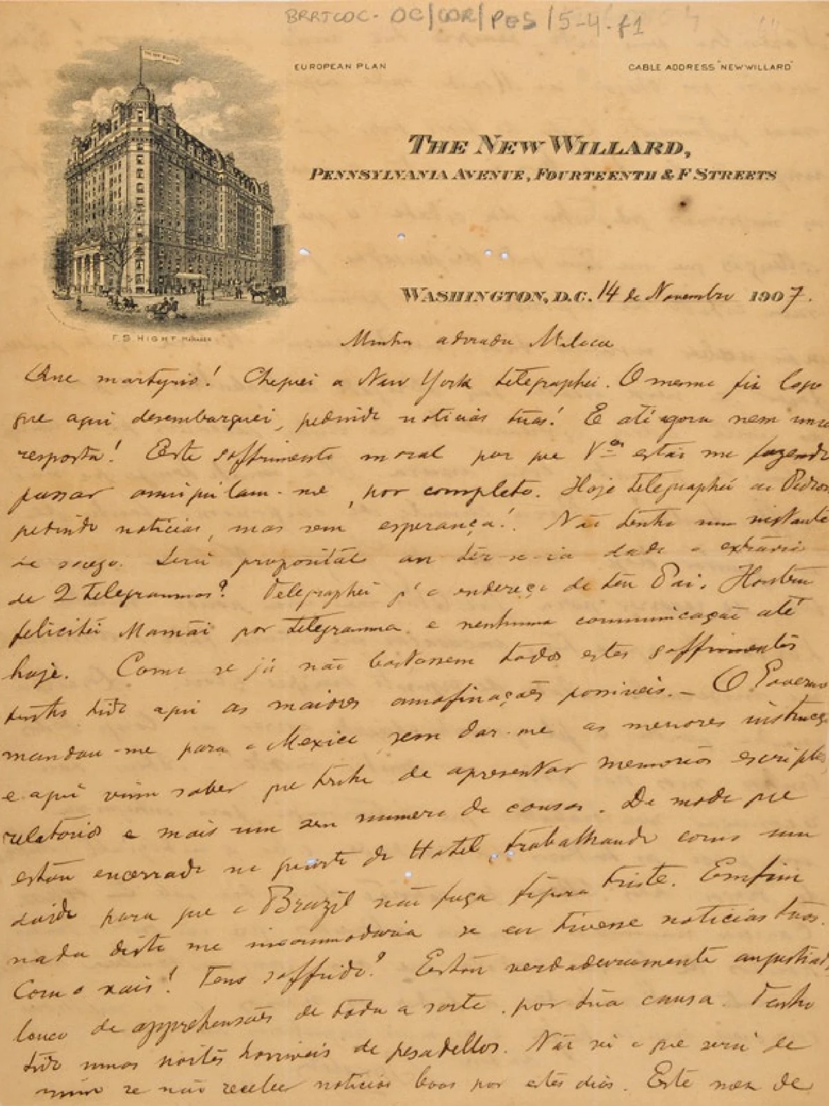 Carta manuscrita de Oswaldo para Miloca, em papel de carta amarelado do hotel The New Willard. No canto superior esquerdo, uma gravura do hotel. É um prédio com cerca de dez andares e que ocupa toda uma esquina. No cabeçalho, está impresso: “The New Willard, Pennsylvania Avenue, Fourteenth e F. Streets. Washington D.C”. A carta data de 14 de novembro de 1907.