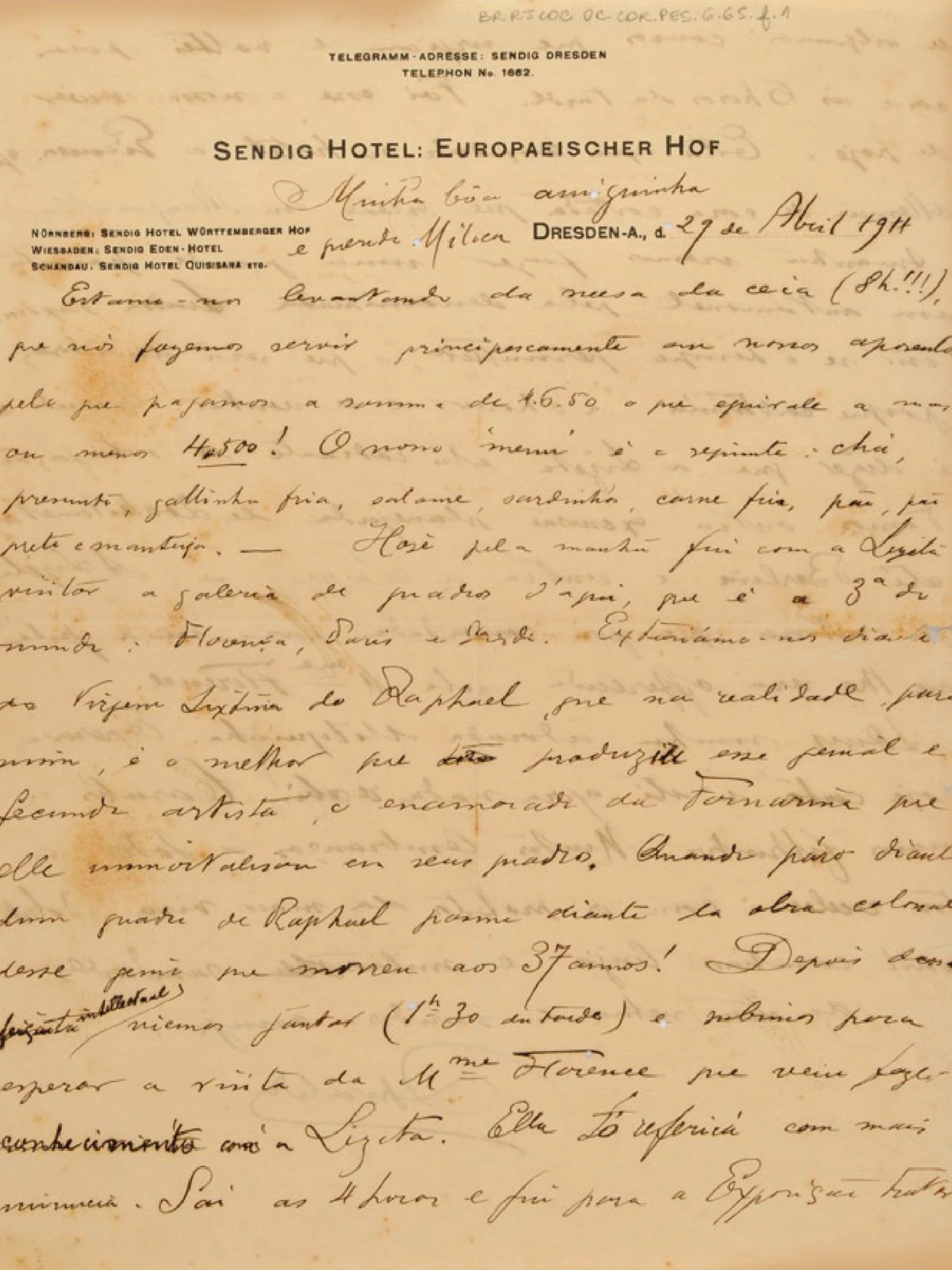 Carta manuscrita de Oswaldo para Miloca, em papel de carta amarelado e com manchas do tempo. Acima, em letras pretas, está impresso: “Sendig Hotel: Europaeischer Hof”. Manuscrito na carta: “Minha boa amiguinha e querida Miloca. Dresden, 21 de Abril de 1911”. Para ler toda a carta, acesse as cartas de Oswaldo pelo mundo.