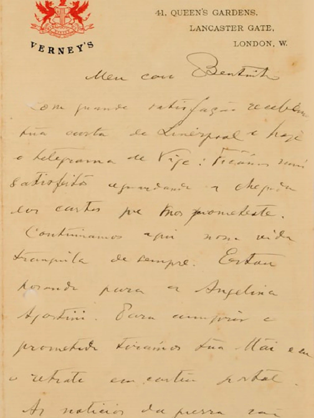 Carta manuscrita de Oswaldo para Bentinho, em papel de carta amarelado e com manchas. No canto superior esquerdo, há um brasão vermelho impresso. Nele, há uma cruz ao centro e dois dragões, um de cada lado. Abaixo, em letras pretas: “Verney’s”. No canto superior direito, o endereço: “41. Queen’s gardens, Lancaster Gate, London”. No cabeçalho, Oswaldo escreve: “15 de setembro de 1914”. Para conhecer as quatro páginas da carta, leia as cartas de Oswaldo pelo mundo.